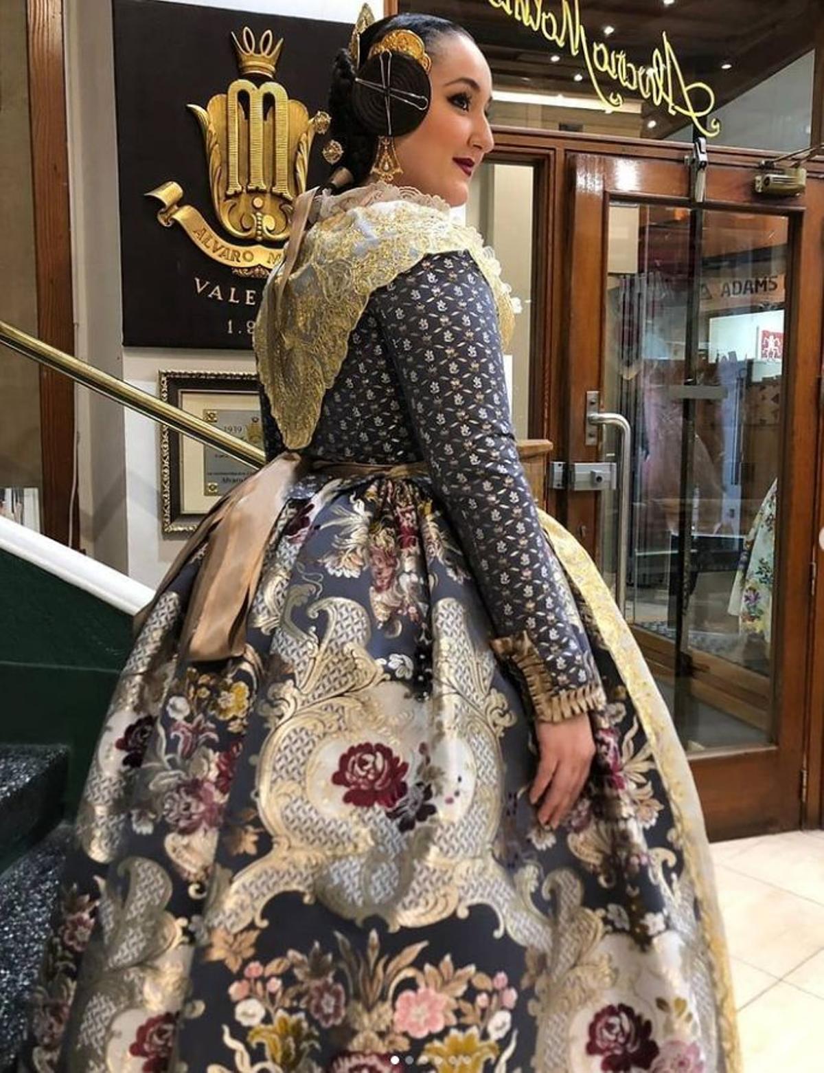 Rocío Huercio, fallera mayor 2019, fondo Mercury una combinación de colores cobrizos, rosados y burdeos. Rocío Huercio, fallera mayor 2019, fondo Mercury una combinación de colores cobrizos, rosados y burdeos.