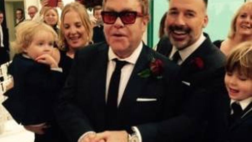 Elton John y David Furnish comparten su &#039;boda privada&#039; en las redes sociales