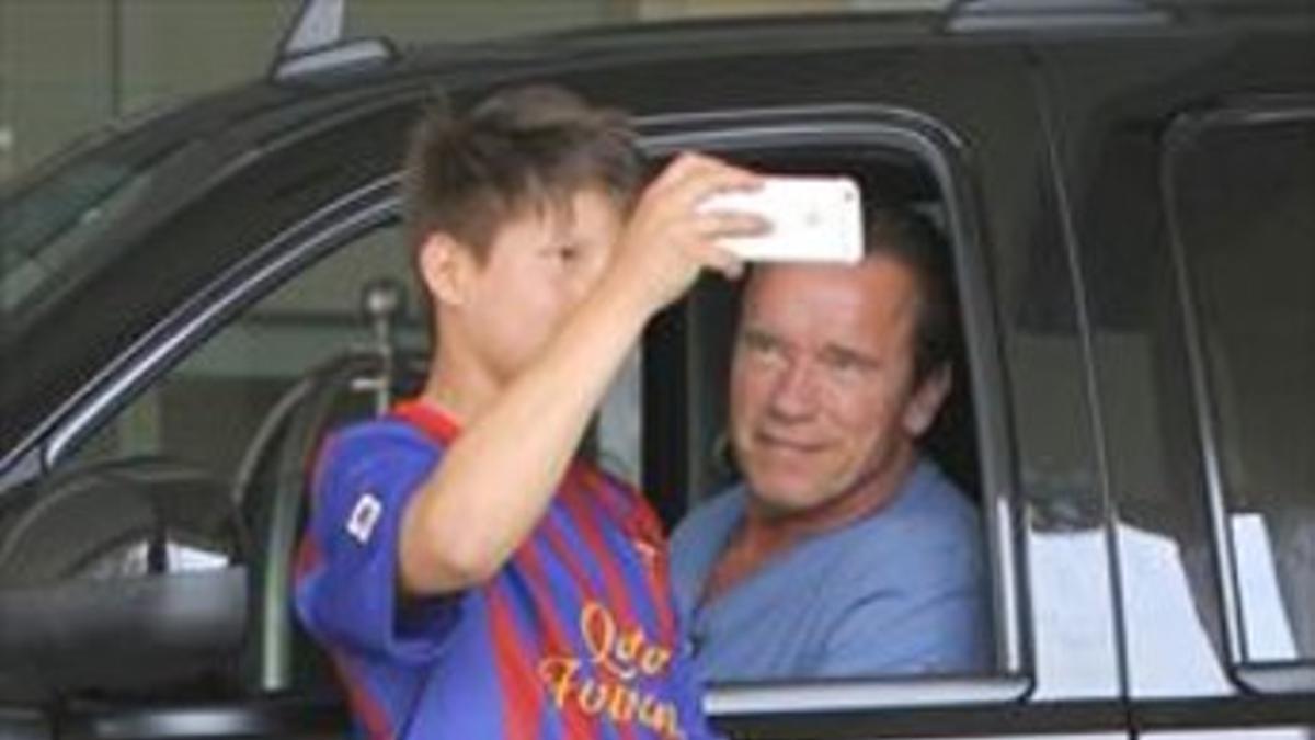 Terminator se fotografía con un niño 'culé'_MEDIA_1