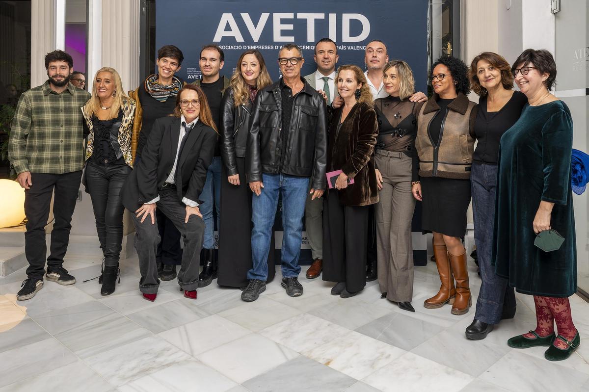 Galardonados y autoridades en los Premis Avetid 2025.