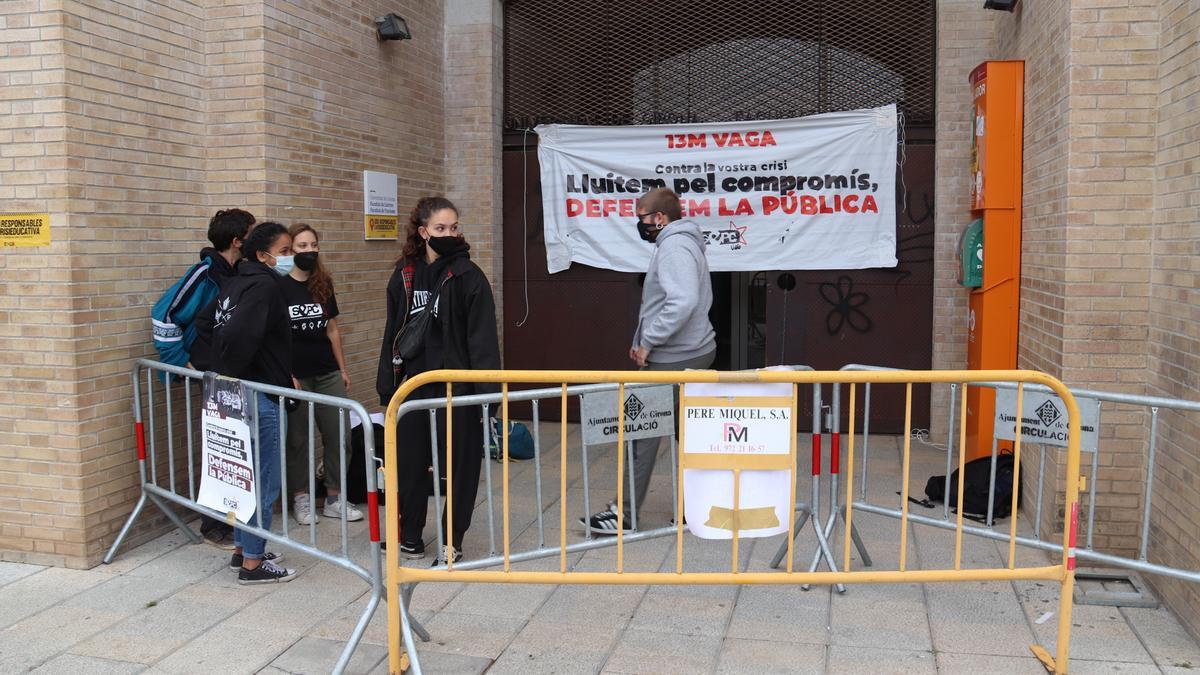 El piquet informatiu amb diversos estudiants de la UdG a la porta de la Facultat de Lletres durant la vaga del 13 de maig de 2021