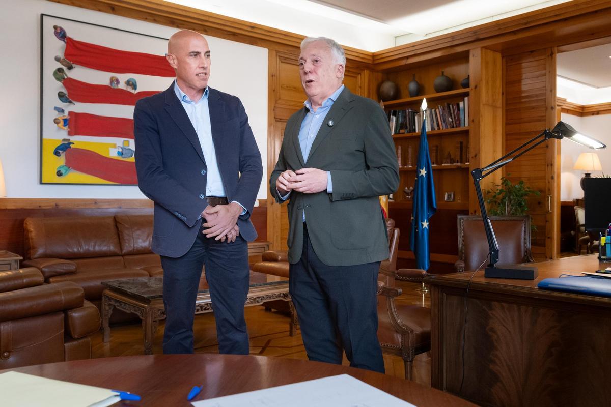 El director general de Transportes, David Sánchez Fraile, y el consejero de Fomento y Movilidad, Octavio López, este lunes en el Pignatelli.