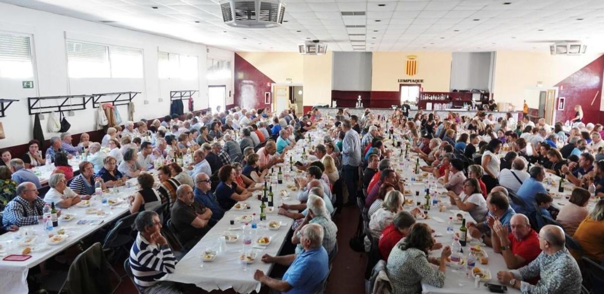 La tradicional comida popular fue todo un éxito que completó el aforo del pabellón. | SERVICIO ESPECIAL