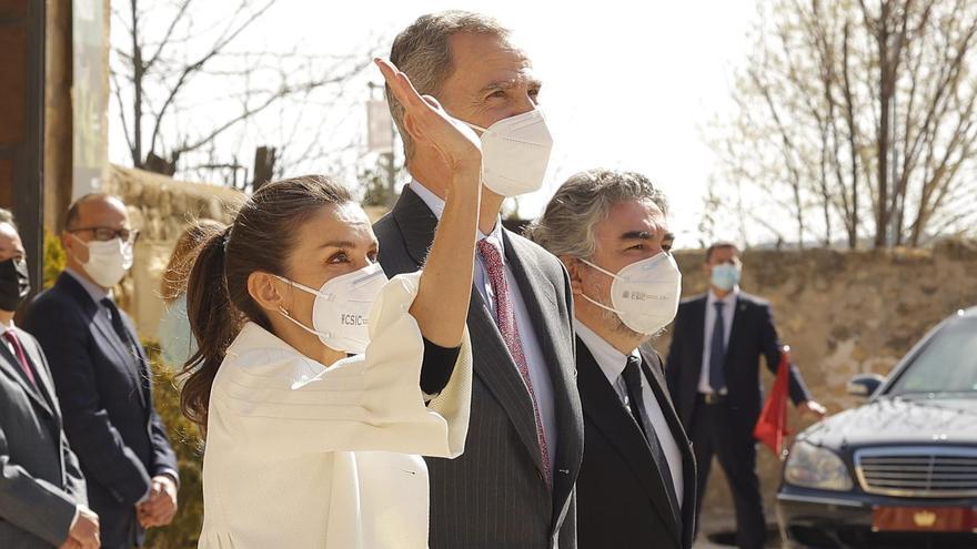 Los Reyes Letizia y Felipe VI saludan a su llegada a la Casa natal de Goya