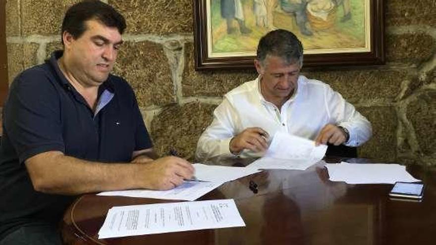 Cuíña firmó ayer el contrato con el representante de la UTE.