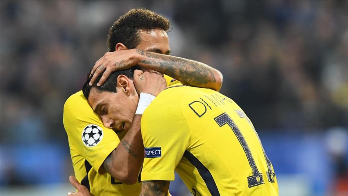 Neymar abraza a Di María tras el gol del argentino al Anderlecht