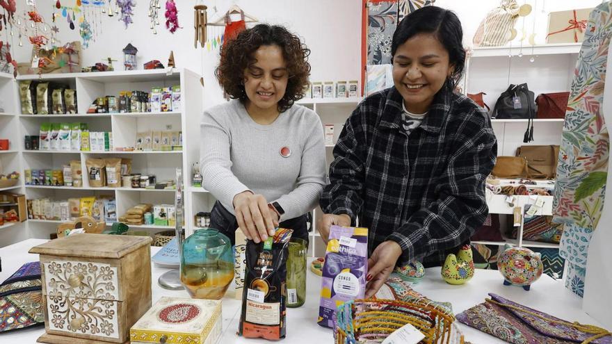 Yasmin Pineda (izqda.), responsable de la tienda de SI en Pontevedra y una voluntaria.