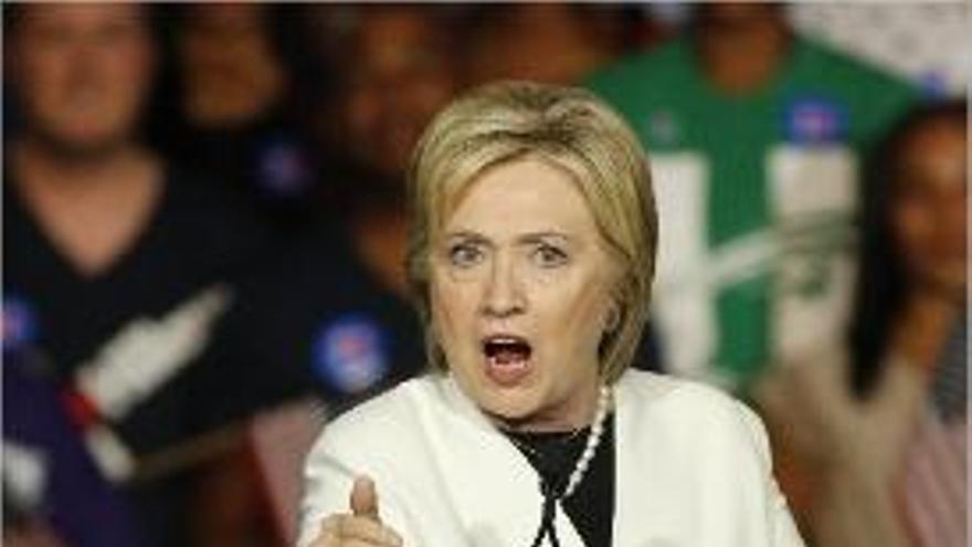 Clinton dirigint-se als seus simpatitzants després de la seva victòria.