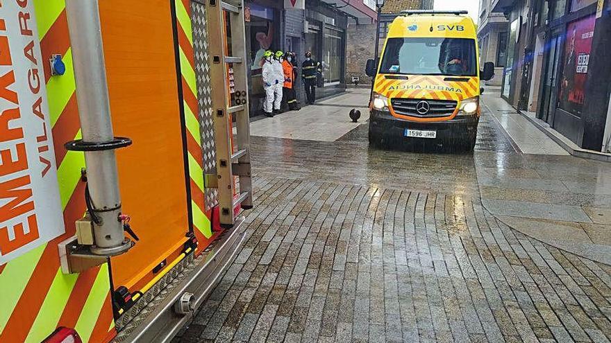 Efectivos de emergencias en la calle Núñez Búa ayer