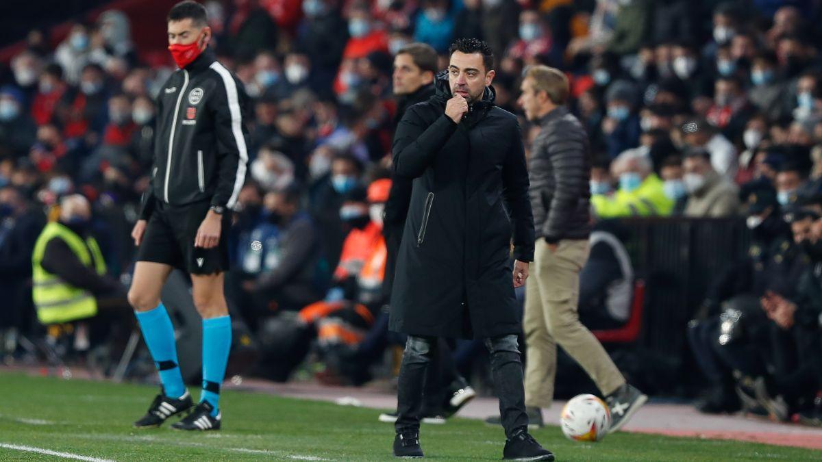 Xavi Hernández buscó el control tras quedarse con diez, pero no lo consiguió