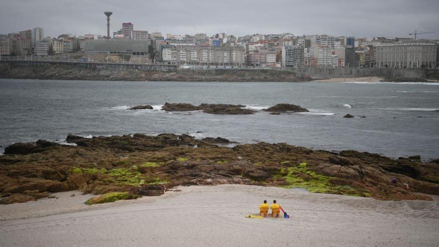 Socorristas en la playa coruñesa de Riazor.