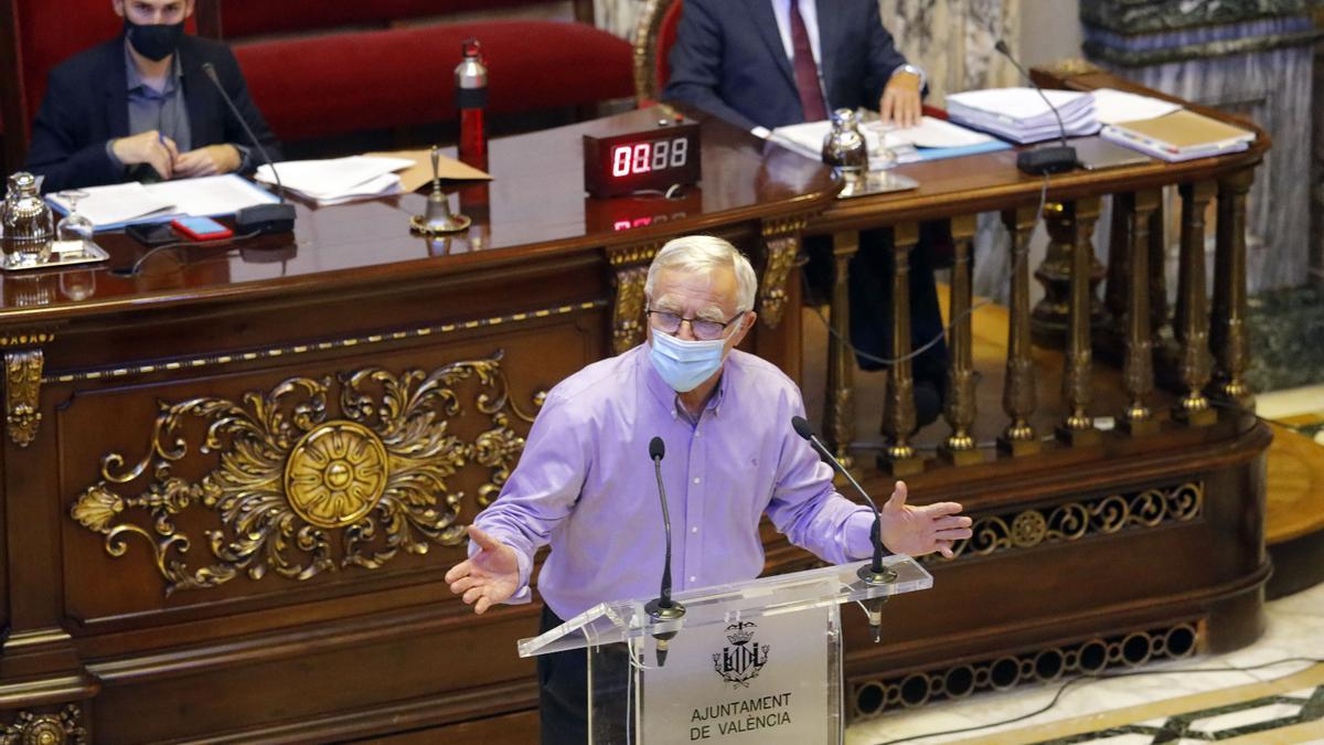 El alcalde Joan Ribó interviene en un pleno del Ayuntamiento de València.