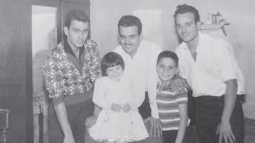 Los cinco hermanos Tadeo Tejera en el Sanjosé de los años 60.