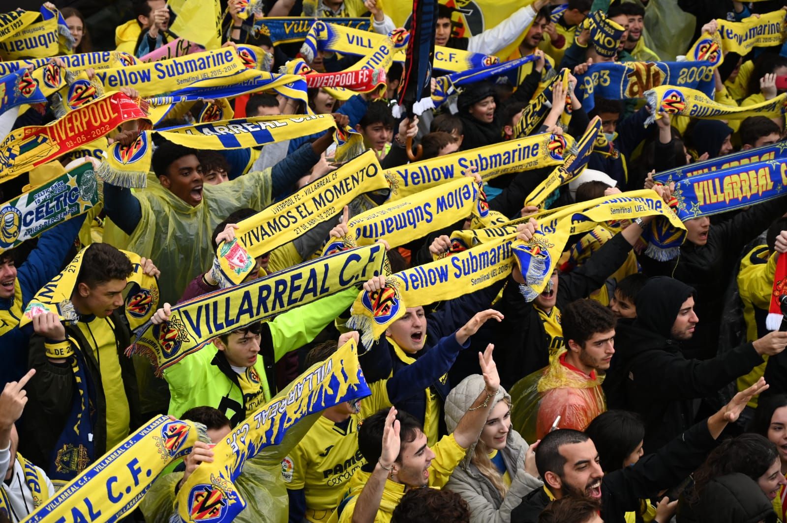 Fotogalería | La lluvia no frena las ganas de la afición del Villarreal de ver a su equipo en la final de Champions