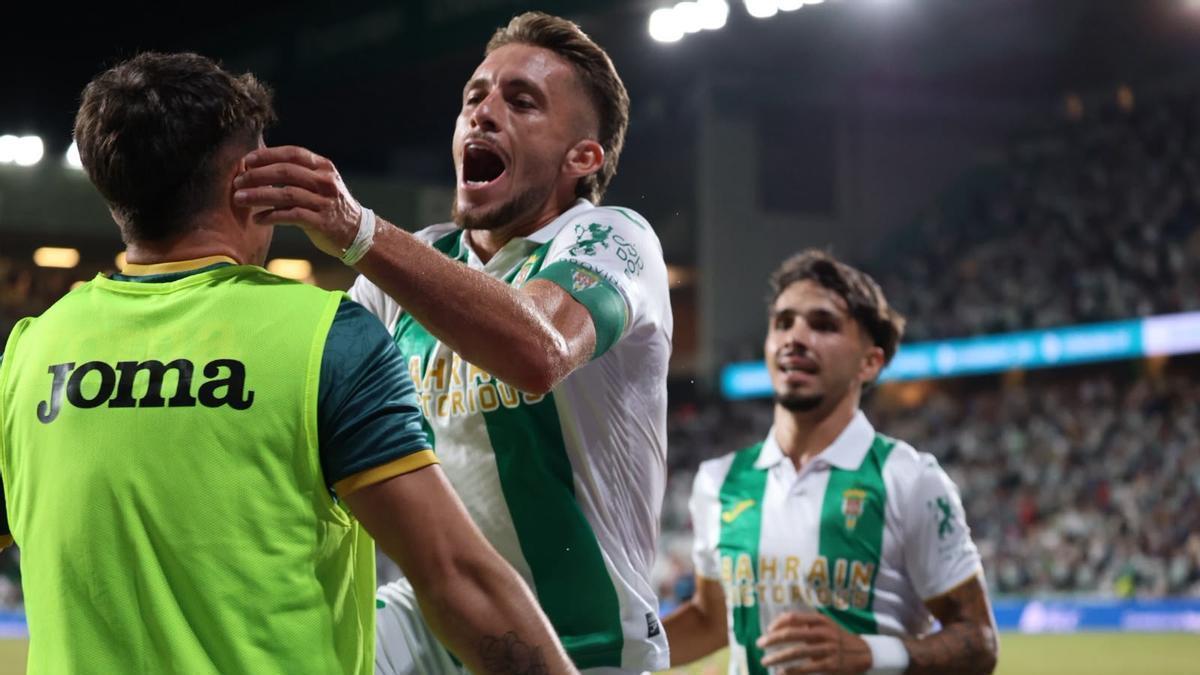 Isma Ruiz celebra su gol, el de la victoria del Córdoba CF, ante el Tenerife.