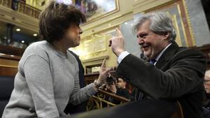 La vicepresidenta del Gobierno, Soraya Sáenz de Santamaría, charla con el ministro de Educación, Íñigo Méndez de Vigo, el pasado lunes.