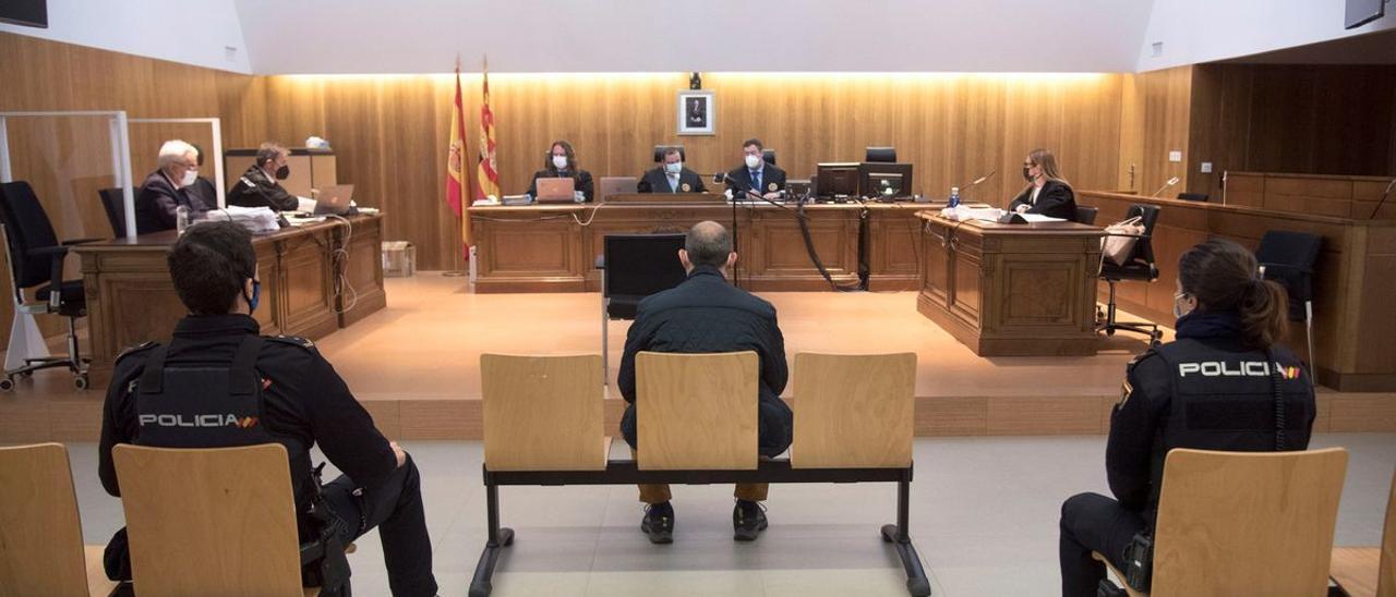 El condenado por tentativa de homicidio y lesiones graves, José Luis Carabajal, durante el juicio en la Audiencia de Huesca