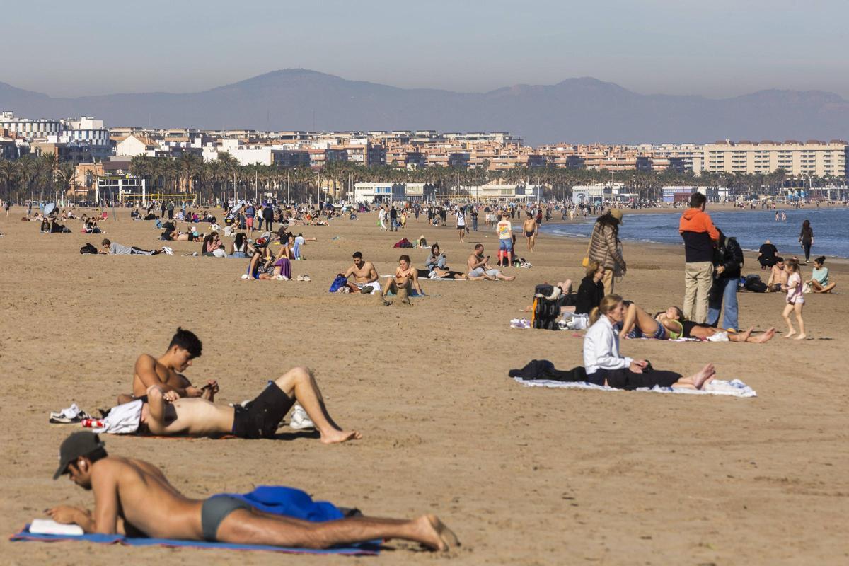 Tomando el sol en la playa de la Malva-rosa de València el pasado 25 de enero.