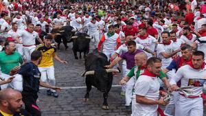 Pamplona vive el cuarto encierro de los Sanfermines, el más fugaz de este año