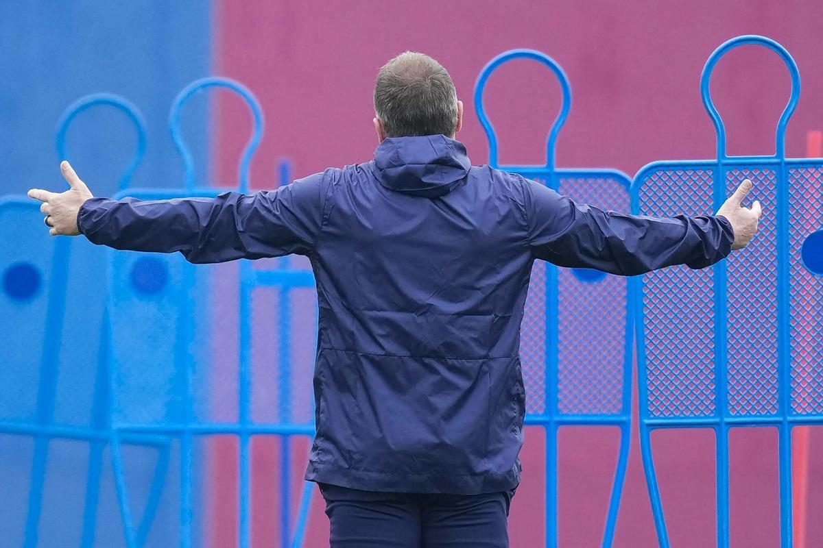 El técnico alemán Hansi Flick dirige el entrenamiento del primer equipo del FC Barcelona en las instalaciones de la Ciutat Esportiva Joan Gamper.