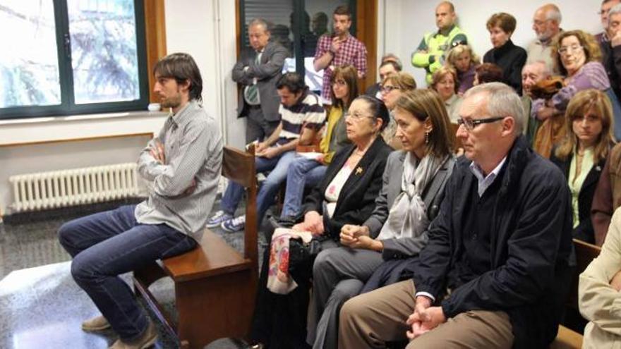 El conductor acusado, Antonio Quintela Prado, sentado en primer término en el banquillo ayer, durante el juicio.  // Iñaki Osorio