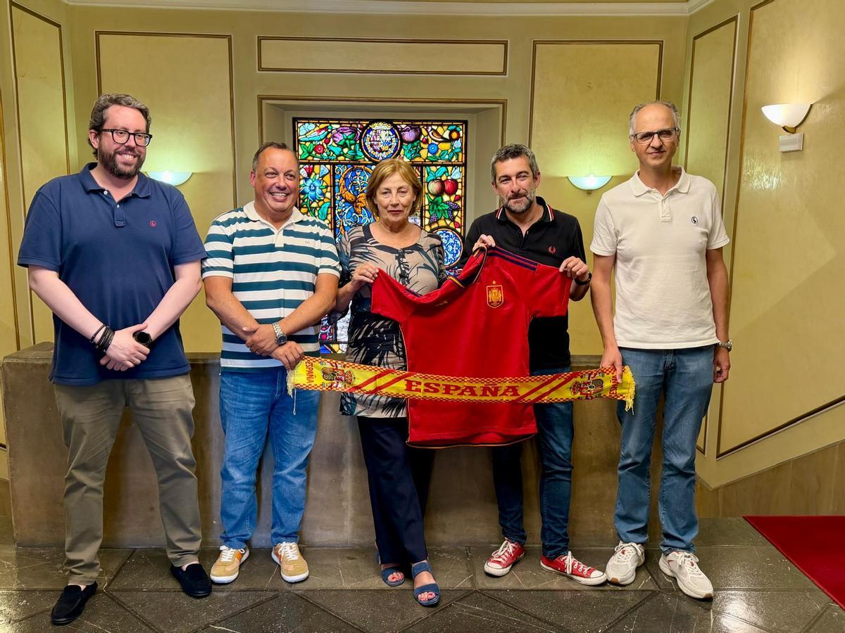 En la foto de izquierda a derecha Noé Vega, concejal de RRHH, Administración General y Electrónica y Disciplina Urbanística; Pelayo García, concejal de Servicios Urbanos, Movilidad, Medio Ambiente y Participación; Mariví Monteserín, alcaldesa de Avilés; Manu Campa, concejal de Desarrollo Urbano y Económico y Juan Carlos Guerrero, concejal de Educación, Deporte, Formación y Empleo