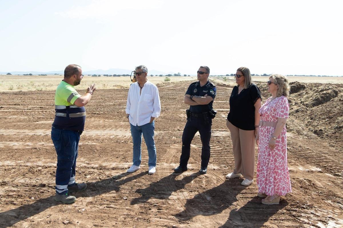 El alcalde de Hinojosa del Duque, Matías González, junto a las concejalas María Antonia Ramírez y Dolores Aranda, durante su visita a la pista.