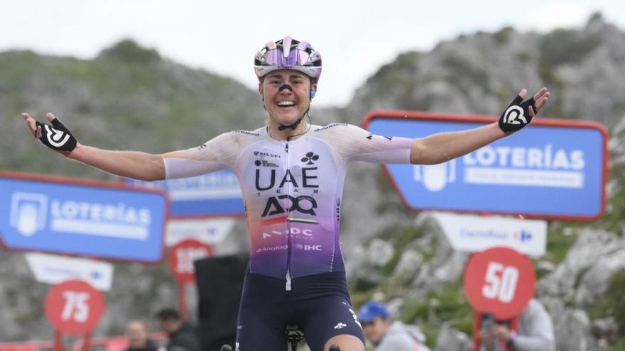 EN IMÁGENES: Paula Blasi hace historia en el Angliru y conquista la Vuelta a España