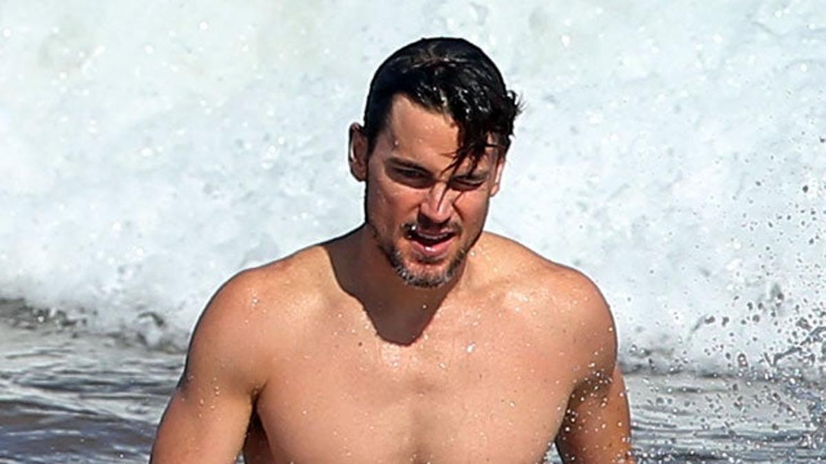 Matt Bomer sale de darse un chapuzón en el mar