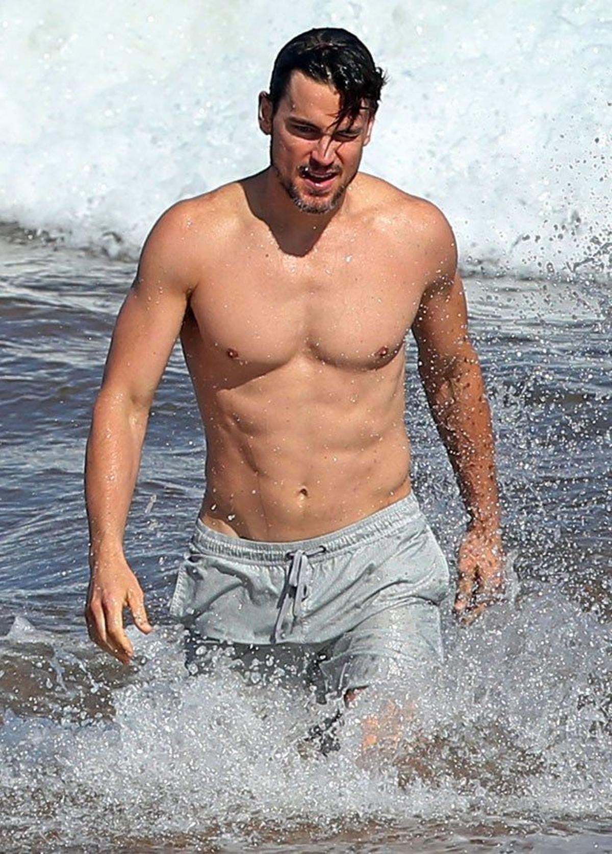 Matt Bomer sale de darse un chapuzón en el mar