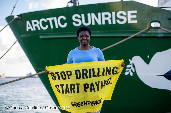 Activistas de Greenpeace se suben a una plataforma petrolífera al norte de Canarias para que deje de perforar