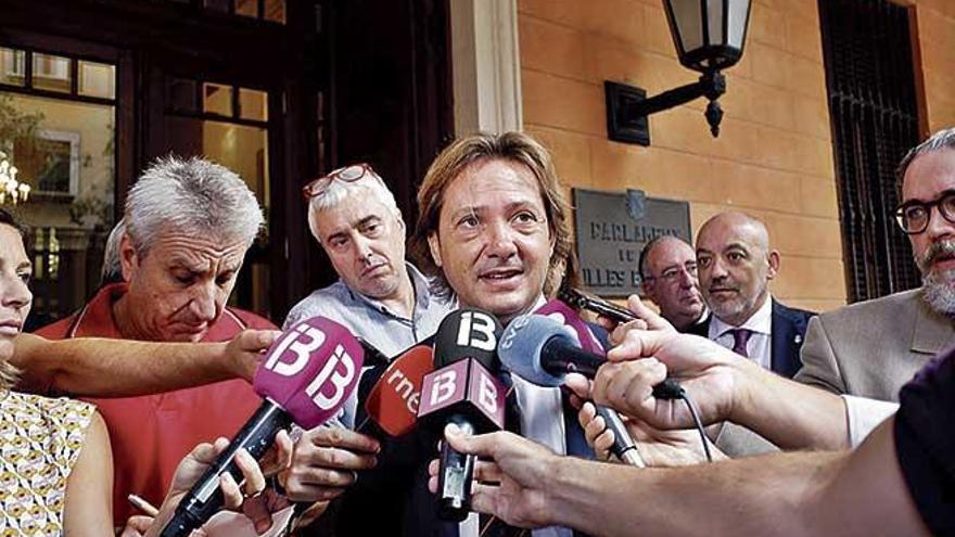 El lÃ­der de Vox en Balears, Jorge Campos, atendiendo a los medios ayer a su llegada al Parlament.
