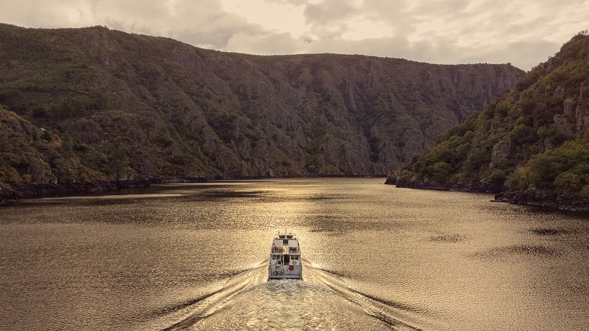 Un crucero al atardecer por el río Sil con Viajes Hemisferios revela la magia dorada de la Ribeira Sacra, donde el paisaje se funde con el silencio del agua