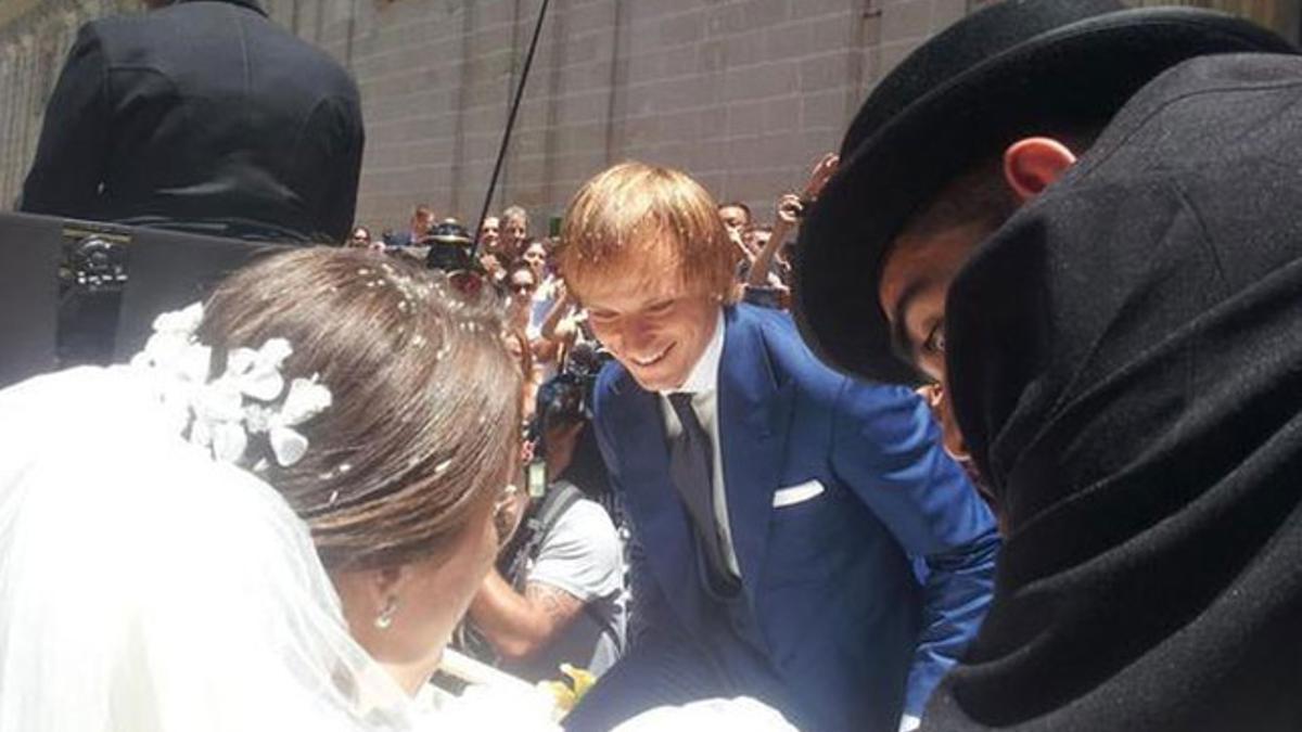 Rakitic y Raquel Mauri, a las puertas de la Catedral de Sevilla en el día de su boda