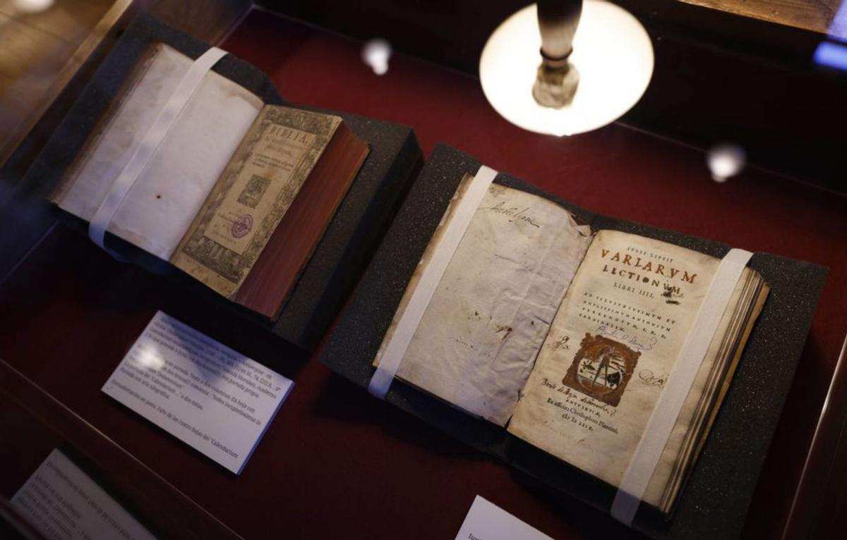 A la izquierda, una Biblia hebraica de la imprenta plantiniana de 1584; a la derecha, un libro de lecciones de Justo Lipsio de 1569. | Luisma Murias