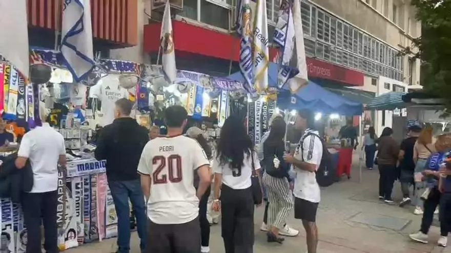 Mucho turista y algun ‘infiltrado’ en la previa al Real Madrid - Alavés