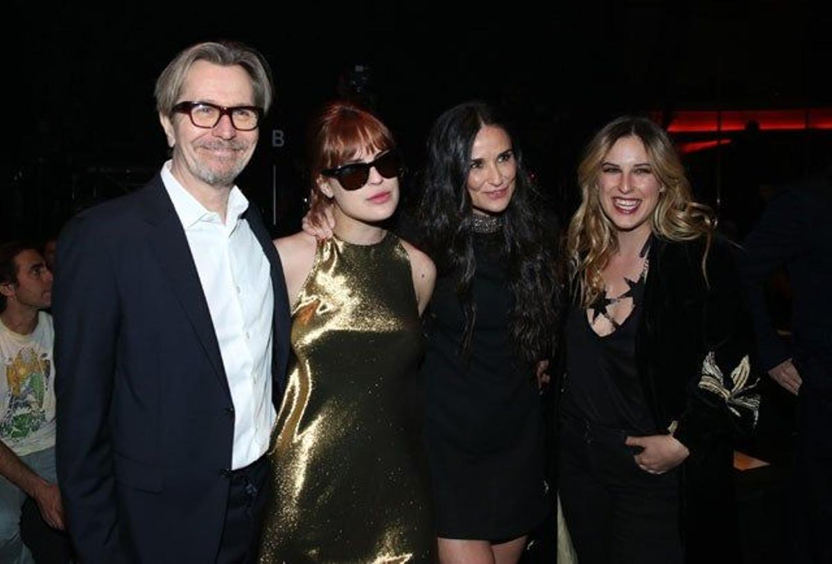 Gary Oldman, Tallulah Willis, Demi Moore y Scout Willis, en el evento de Saint Laurent en The Palladium de Hollywood.
