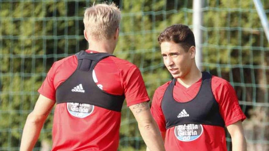 Emre Mor charla con Daniel Wass, ayer. // Cristina Graña