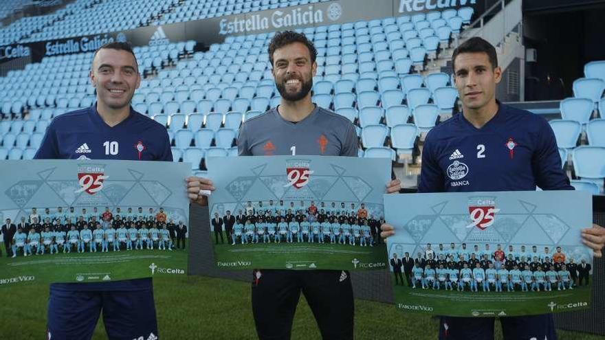 Un grupo de aficionados del Celta, ayer en Balaídos, con el póster de FARO. // Alba Villar