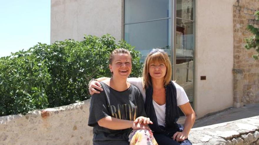 Isabel Herrero, una de las impulsoras de «Con.fusion 1.0», y Elena Ayuso, responsable de la campaña de diseño e imagen, posan junto al Centro Medieval.