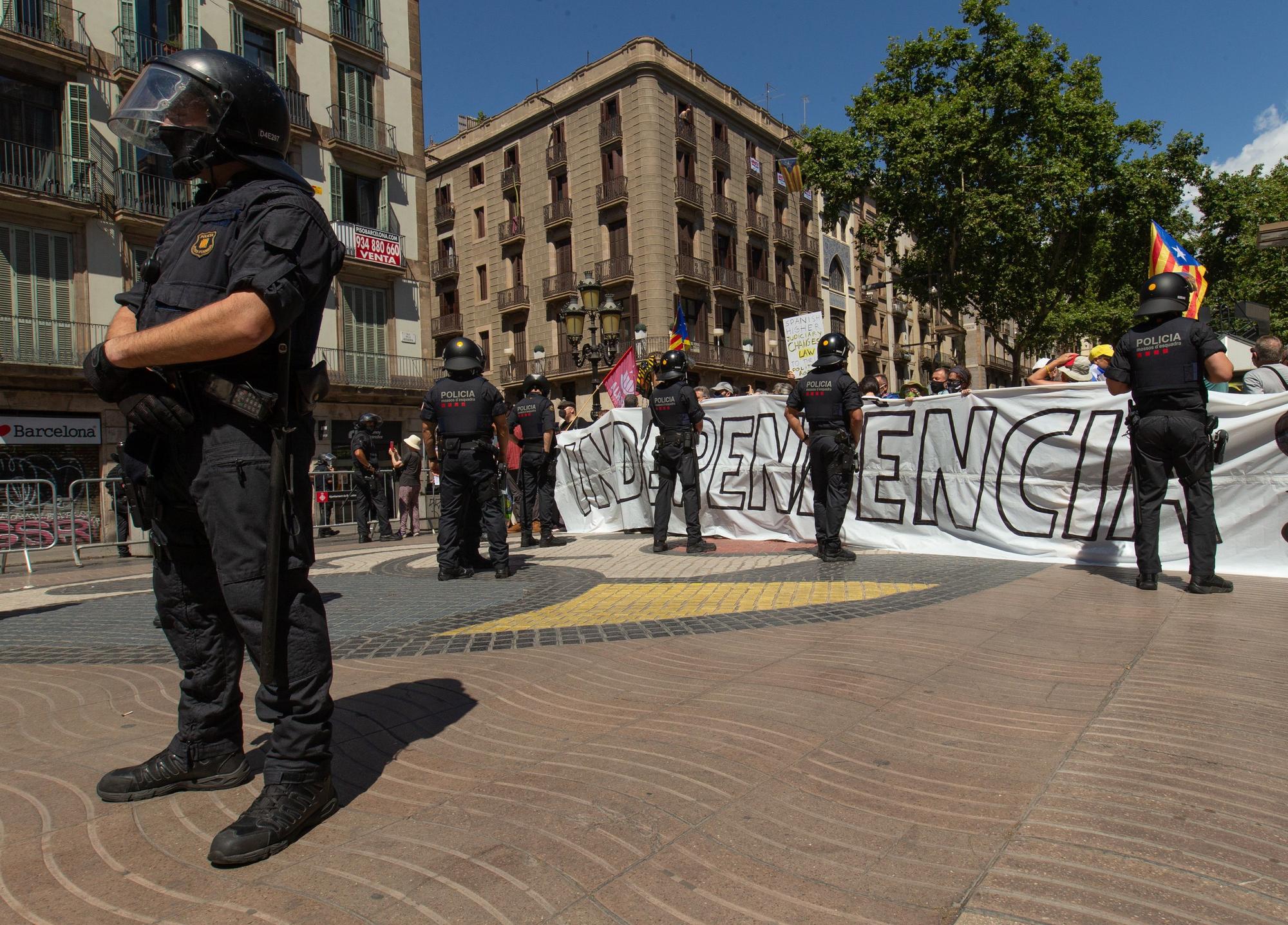 Protestes davant el Liceu per la conferència de Pedro Sánchez