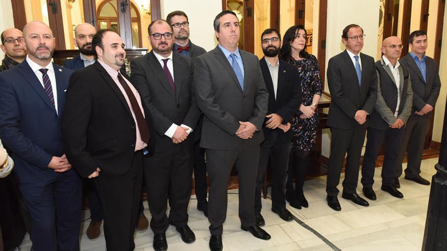 Miguel Ángel Cámara, tercero por la derecha, y el resto de docentes de la UMU que asumen sus nuevas categorías