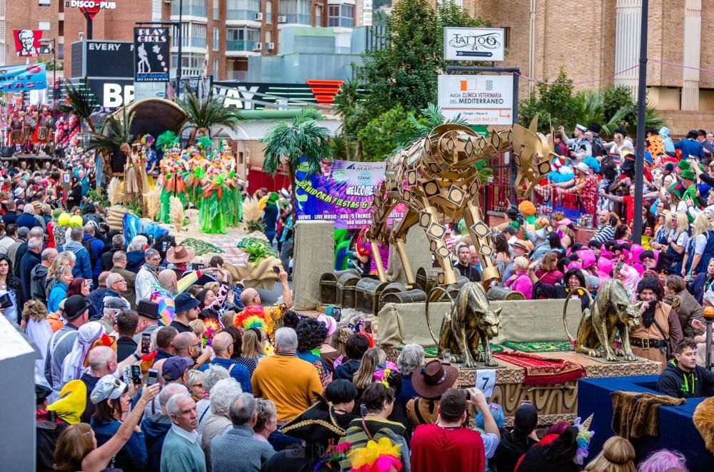 Más de 35.000 personas participan en una gran fiesta de disfraces que se celebra cada año el jueves siguiente a las Fiestas Mayores Patronales