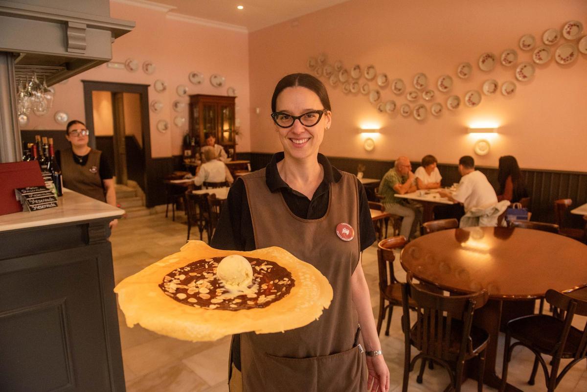 Inés Cabezas, copropietaria de Petite Bretagne, con una de sus crêpes.