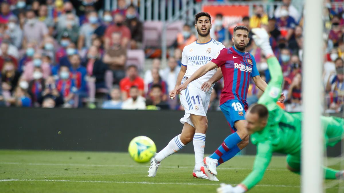 Marco Asensio dispara ante Jordi Alba en el FC Barcelona-Real Madrid de LaLiga Santander 2021-2022