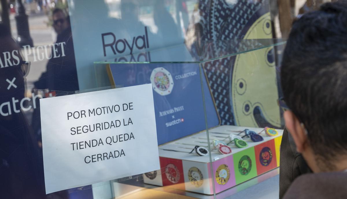 Barcelona. 16.05.2026. Barcelona. Cola en el exterior de la tienda (cerrada durante el día por motivos de seguridad y a la espera de que abra mañana domingo) de relojes Swatch en el Paseo de Gràcia con motivo de la venta de una nueva colección de relojes realizada en colaboración con la firma de relojes de lujo Audemars Piguet. Fotografía de Jordi Cotrina