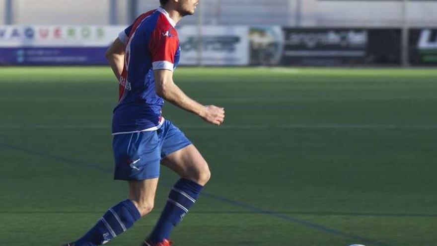 Héctor Nespral conduce el balón ante el Tuilla.