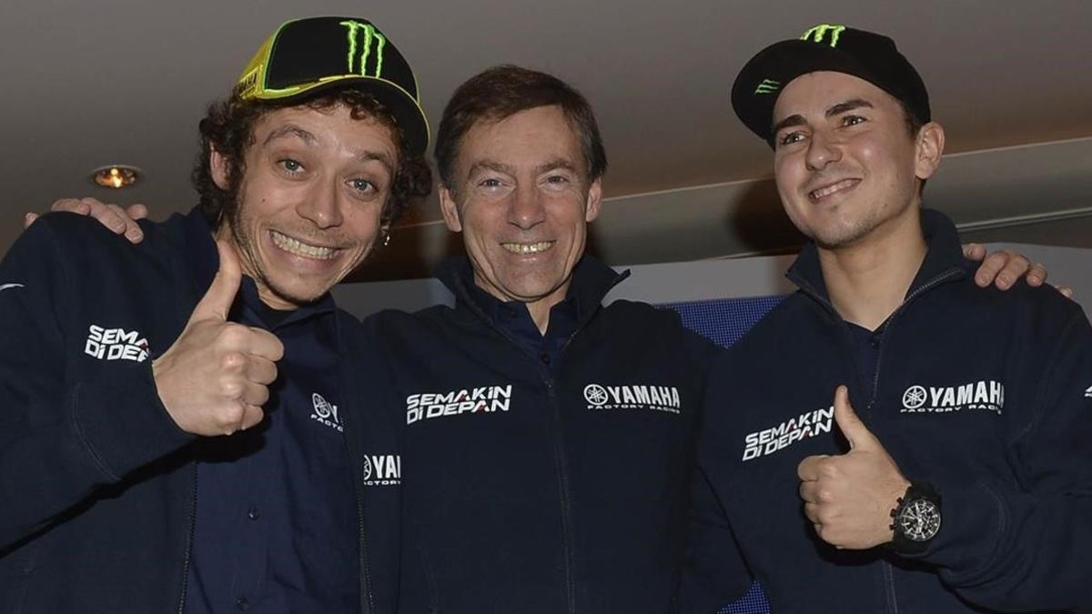 Lin Jarvis, entre Valentino Rossi y Jorge Lorenzo.