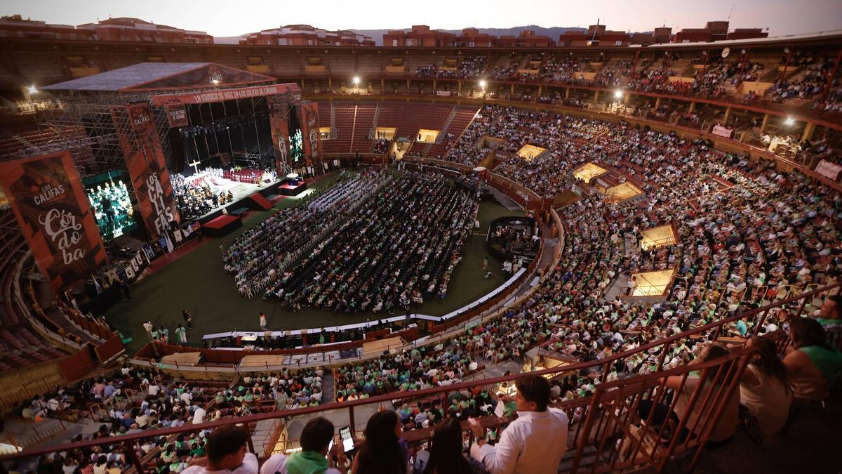 Unos 7.000 cordobeses participaron en la misa celebrada en la plaza de toros.