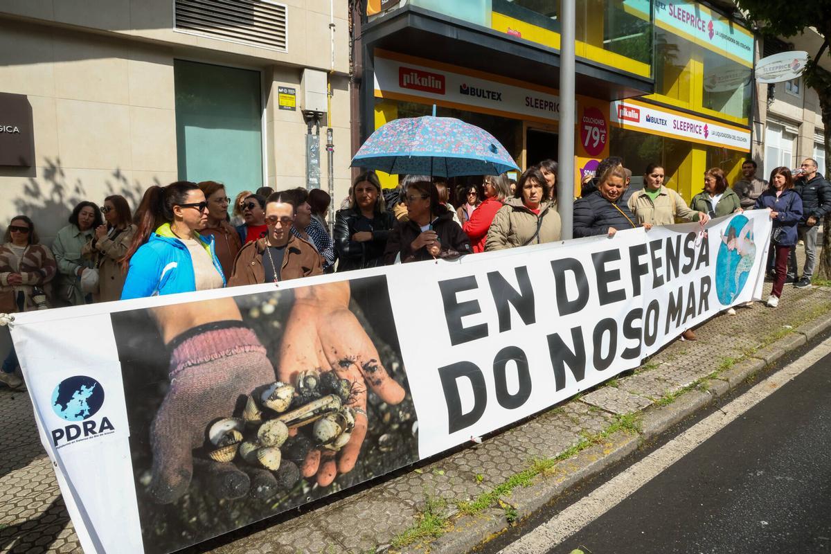 Protesta de los mariscadores de la ría de Arousa a las puertas del Hórreo.